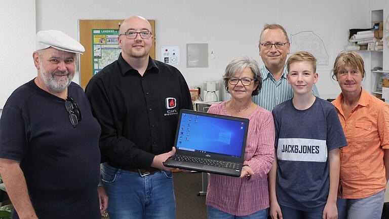 Bei der Übergabe des neuen Laptops: (von links) Rudi Bullmer (Mitarbeiter Nachbarschaftshilfe), Vladi Hummel (CIA), Edith Kimmel (Koordinatorin Nachbarschaftshilfe), Diakon Albert Hein (Leiter Nachbarschaftshilfe), Sebastian Schmitt (Nachbarschaftshilfe) und Benita Kemmerer (Mitarbeiterin Nachbarschaftshilfe).