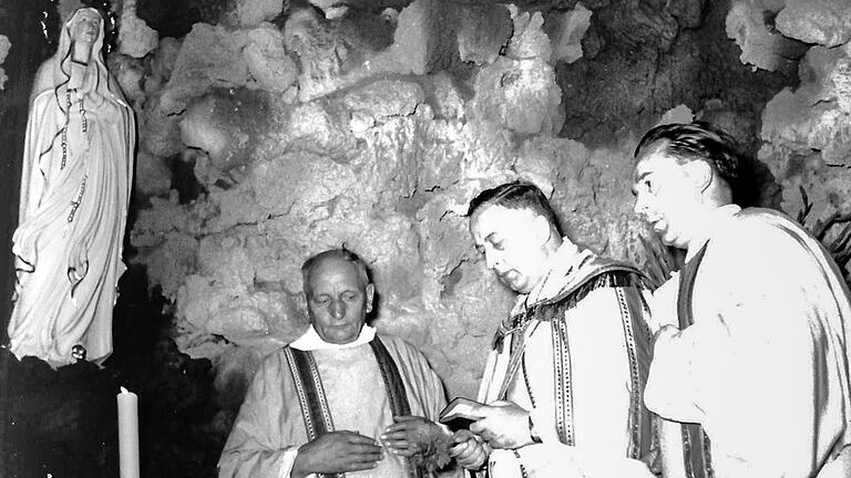 Domkapitular Josef Seitz, ein Bruder von Fritz Seitz, weihte 1954 den Umbau des Zeiler Käppele. Links Geistlicher Rat Bernhard Rüdenauer, rechts der Zeiler Pater Leander Mantel. Domkapitular Josef Seitz, ein Bruder von Fritz Seitz, weihte 1954 den Umbau des Zeiler Käppele. Links Geistlicher Rat Bernhard Rüdenauer, rechts der Zeiler Pater Leander Mantel.