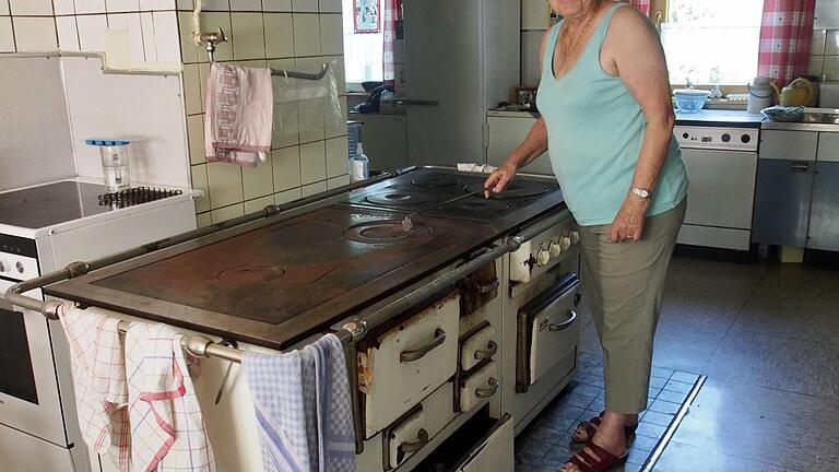 55 Jahre arbeitete und lebte Waltraud Pabst in diesem Haus. Noch heute steht sie am Ofen in der Küche, dem Herzstück des Gasthauses 'Zum Schondratal', der noch immer zum Kochen oder zum Heizen im Einsatz ist. Fotos: Bianca Volkert       -  55 Jahre arbeitete und lebte Waltraud Pabst in diesem Haus. Noch heute steht sie am Ofen in der Küche, dem Herzstück des Gasthauses 'Zum Schondratal', der noch immer zum Kochen oder zum Heizen im Einsatz ist. Fotos: Bianca Volkert
