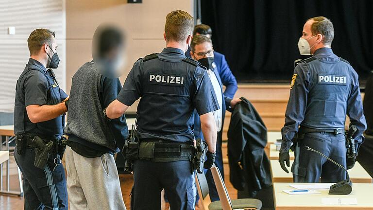 Ein Foto vom Prozessauftakt in Veitshöchheim: Dieses Bild zum erschien am 23. April 2022 auf der Titelseite der Main-Post zum Beginn der vielbeachteten Verhandlungen gegen den Messerangreifer von Würzburg. Ein Foto vom Prozessauftakt in Veitshöchheim: Dieses Bild zum erschien am 23. April 2022 auf der Titelseite der Main-Post zum Beginn der vielbeachteten Verhandlungen gegen den Messerangreifer von Würzburg.