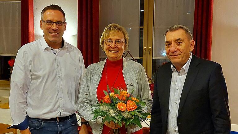 Stabwechsel bei der Kreistagsfraktion WG/FW Haßberge: Oskar Ebert (rechts) übergab das Amt als weiterer stellvertretender Landrat an Birgit Bayer, von der er im Gegenzug den Fraktionsvorsitz übernimmt. FW-Kreisvorsitzender Matthias Bäuerlein dankte beiden.