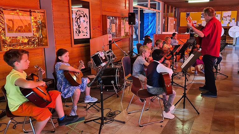 Die Gitarrengruppe der Ganztagsschule mit ihrer Vorführung des 'Gassenhauer' von Hans Neusiedler.