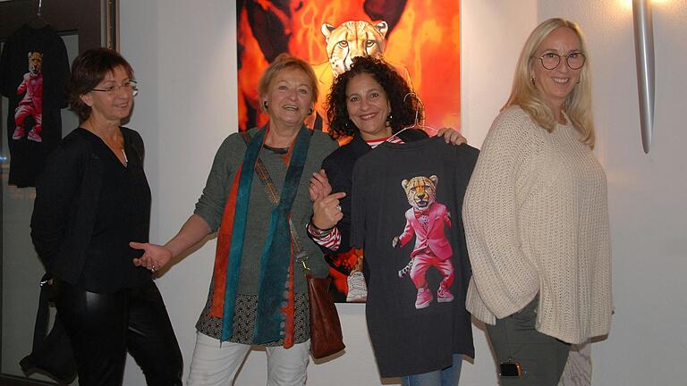 Gut gelaunte Künstlerinnen präsentierten farbenprächtige Kunstwerke in der Pop-up-Galerie. Gut gelaunte Künstlerinnen präsentierten farbenprächtige Kunstwerke in der Pop-up-Galerie.