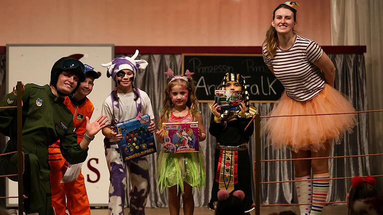 Kostümprämierung beim Kinderfasching der 'Lengfurter Schnagge'. Kostümprämierung beim Kinderfasching der 'Lengfurter Schnagge'.