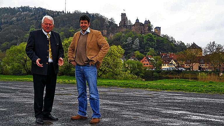 Neuer Platz mit Blick auf die Burg Wertheim: Das Mainvorland in Kreuzwertheim wird im nächsten Jahr umgestaltet. Es soll ein Platz für alle Generationen werden. Unser Bild zeigt Bürgermeister Horst Fuhrmann (links) zusammen mit Geschäftsstellenleiter Klaus Thoma.