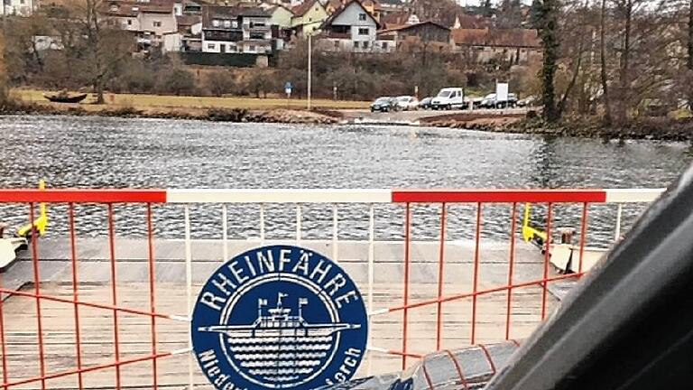 Wo ist denn hier der Rhein? - Seit wann liegt Hofstetten am Main, fragt unser Leser Wolfgang Stufler scherzhaft. Die Lösung ist einfach: Die Rheinfähre Mittelrhein hilft, wie schon mehrfach berichtet, während der Brückensperrung in Gemünden am Main aus, und pendelt zwischen Hofstetten und Langenprozelten über den Main. Foto: W. Stufler Wo ist denn hier der Rhein? - Seit wann liegt Hofstetten am Main, fragt unser Leser Wolfgang Stufler scherzhaft. Die Lösung ist einfach: Die Rheinfähre Mittelrhein hilft, wie schon mehrfach berichtet, während der Brückensperrung in Gemünden am Main aus, und pendelt zwischen Hofstetten und Langenprozelten über den Main. Foto: W. Stufler