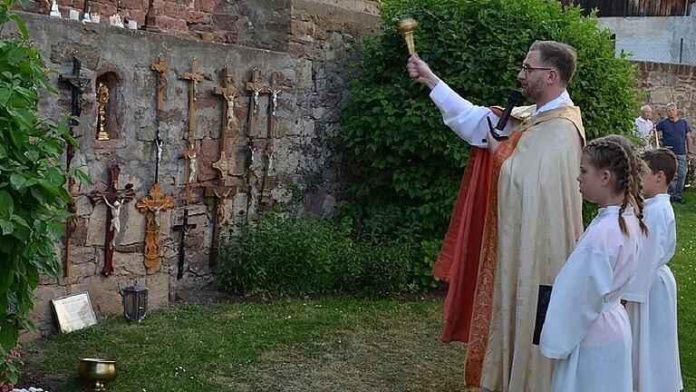 Kreuzgarten       -  (gab)   Zahlreiche Gläubige zogen in einer Bittprozession durch die Flur, um für das Dorf, die Feldfrüchte zu danken und zu bitten. Unter anderem sollten Gebetstexte Verständnis wecken für die Lasten des Alters. Die erste Station war der neue Kreuzgarten hinter der Kirche. Als Ort der Besinnung segnete ihn Vikar Florian Herzog und übergab ihn seiner Bestimmung. Kreuze können dort an der Mauer angebracht, mitgenommen oder getauscht werden. Eine Bank bietet Platz zur Ruhe und zum stillen Gebet, teilt die Pfarrei der Presse mit.