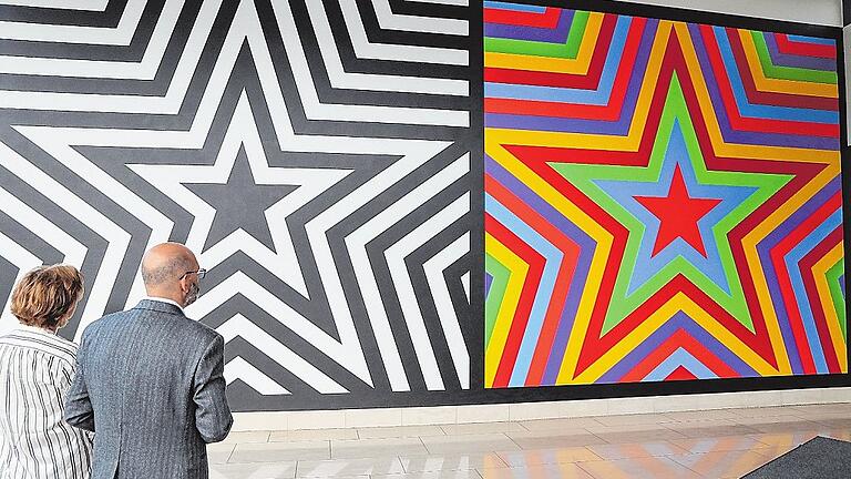 Der amerikanische Stern, einmal schwarz/weiß, einmal bunt: &bdquo;Wandgemälde #1256: Five Pointed Stars&ldquo; von Sol LeWitt Kunst in der US-Botschaft in Berlin