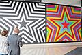 Der amerikanische Stern, einmal schwarz/weiß, einmal bunt: &bdquo;Wandgemälde #1256: Five Pointed Stars&ldquo; von Sol LeWitt Kunst in der US-Botschaft in Berlin