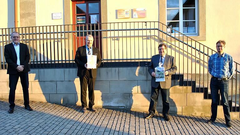 25 Jahre Bürgermeister in der Gemeinde Großbardorf: Josef Demar (Zweiter von rechts) gratulierten (von links) zweiter Bürgermeister Klaus Dahinten, VG-Geschäftsstellenleiter Michael Hess und dritter Bürgermeister André Derleth.