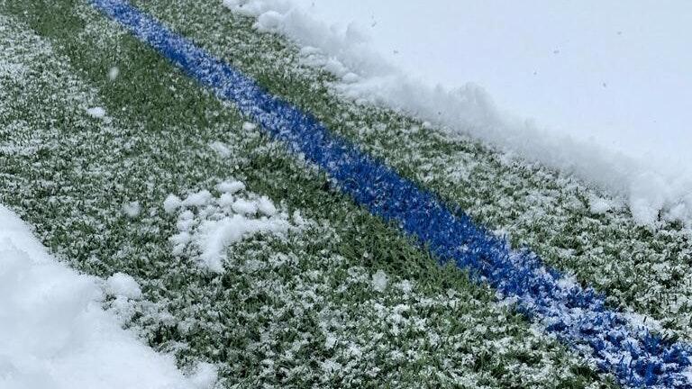 Der mit Schnee bedeckte Kunstrasenplatz des TSV Abtswind: Dieses Foto entstand 1. April 2022, als der TSV sein Bayernliga-Spiel gegen den TSV Großbardorf wegen zu viel Schnee absagen musste.