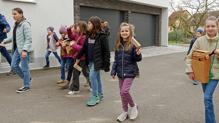 Rappelkinder in Hausen bei ihrem Zug durch das Dorf.