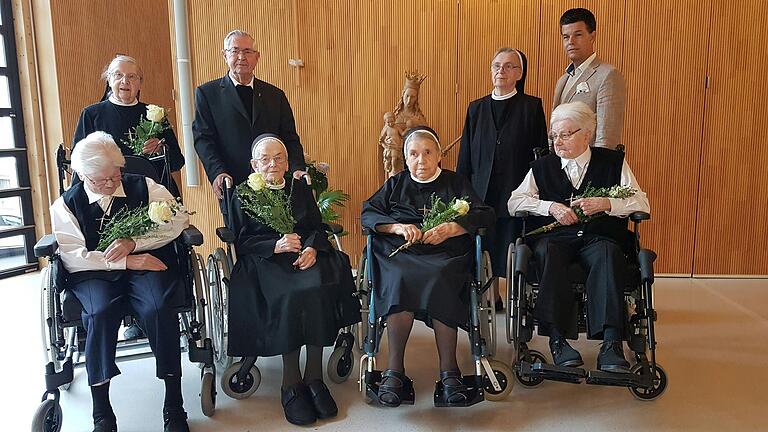 Jubiläum feierten auch (hinten, von links) Theophora Koob mit Pfarrer i.R. Richard Baunach, Herigard Schneider (Kommunitätsleiterin), Michael Fritsche (Verwaltungsleiter) sowie (vorne, von links) Gerlanda Faustich, Sigtrud Regner, Chiara Vollmuth und Berntraud Schreck.