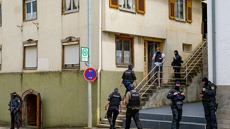 Razzia im Umfeld mutmaßlicher «Reichsbürger»-Terrorgruppe.jpeg       -  Bei einer erneuten Razzia gegen die 'Gruppe Reuß' und Unterstützer wurden jüngst weitere Waffen gefunden. Die mutmaßlich rechtsterroristische Truppe soll einen gewaltsamen Umsturz geplant haben.