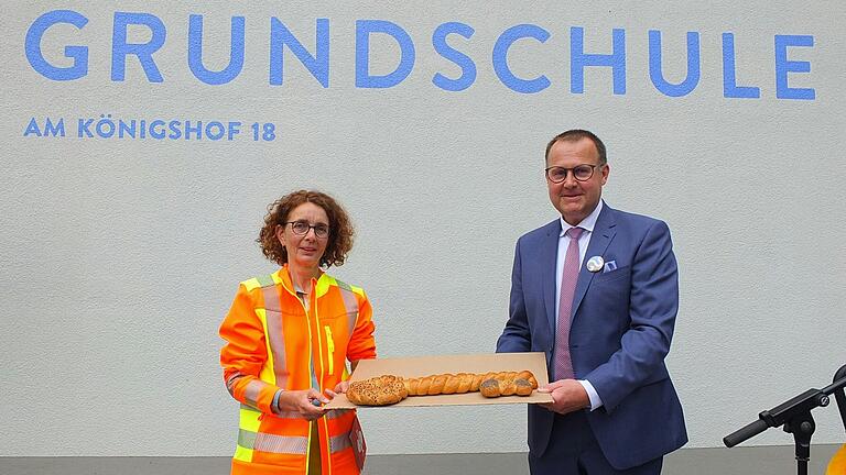 Rektorin Kerstin Stiller nahm von Bürgermeister Johannes Menth den symbolischen Schlüssel für das rundum erneuerte und modernst ausgestattete
Gaukönigshöfer Schulhaus entgegen. Rektorin Kerstin Stiller nahm von Bürgermeister Johannes Menth den symbolischen Schlüssel für das rundum erneuerte und modernst ausgestattete
Gaukönigshöfer Schulhaus entgegen.