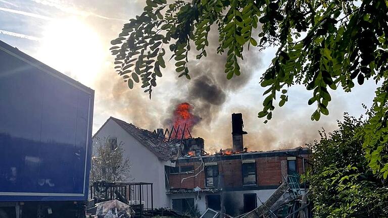 Am Dienstagnachmittag kam es zu einem Großeinsatz an der Hohen Wann. Die Feuerwehr musste den Brand eines Hauses löschen, Zeugen berichten von einem lauten Knall, der auf eine Explosion hindeutet.