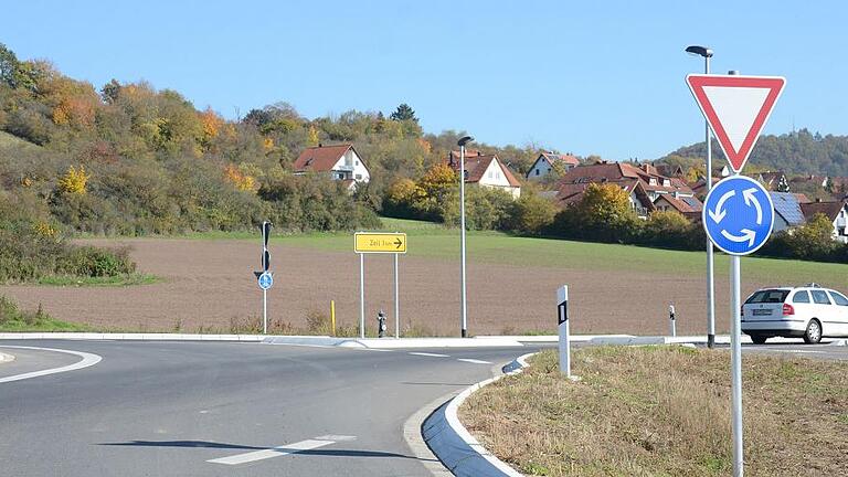 Hier, zwischen alte B 26 im Süden, dem neuen Kreisel im Westen und dem Zeiler Stadtrand im Osten können alsbald über zwei Dutzend Einfamilienhäuser aus dem Boden schießen. Das Landkreis nimmt das 2,8-Hektar-Areal aus dem Landschaftsschutzgebiet des Naturparks Haßberge.