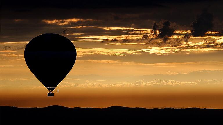 Rhönballon Montgolfiade Heldburg       -  Stimmungsvoller geht es kaum: Ballonfahrt am frühen Morgen über den Hügeln des Heldburger Landes. Foto Leupold-Hemmerich