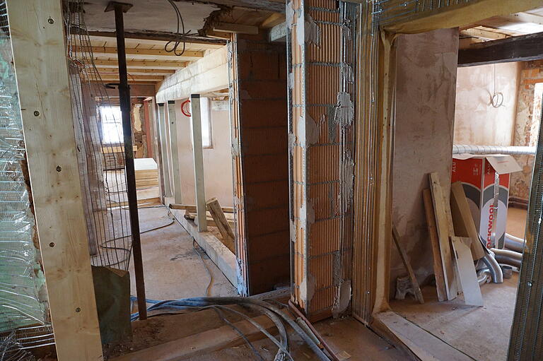 Im Inneren der Braunsmühle wird derzeit eifrig am Innenausbau gearbeitet. Im Inneren der Braunsmühle wird derzeit eifrig am Innenausbau gearbeitet.