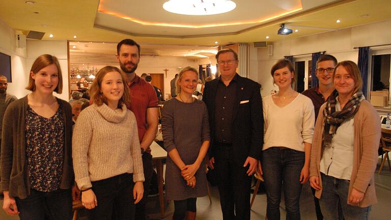 Das Eubeko-Team von der Uni Würzburg von links: Christina Müller, Carla Fassbender, Bruno Domokos und Dr. Birgit Sperlich mit dem Planungsteam der Gemeinde, zu dem Bürgermeister Wolfgang&nbsp; Seifert, Daniela Schmitt (Gesundheitsregion Plus), Johannes Wolf (Nes-Allianz) und Grabfeldallianz-Managerin Silvia Schmitt gehören. Auf dem Bild fehlt zweiter Bürgermeister Willi Irtel.