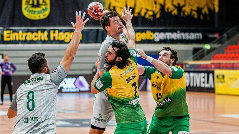 Für Lukas Böhm (am Ball), Dominik Schömig (links) und die Handballer der DJK Rimparer Wölfe gab es kaum ein Durchkommen gegen die aggressive Abwehr des VfL Eintracht Hagen (vorne Pouya Norouzi, rechts Julian Renninger).&nbsp;