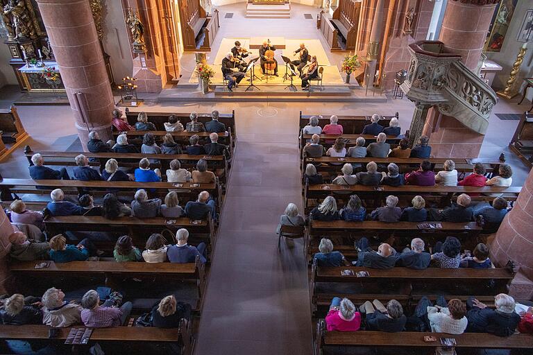 Klassik in den Haßbergen: Das Mittelschiff der Laurentiuskirche Ebern war bei den Musiktagen in der Vergangenheit immer gut besetzt. Klassik in den Haßbergen: Das Mittelschiff der Laurentiuskirche Ebern war bei den Musiktagen in der Vergangenheit immer gut besetzt. 