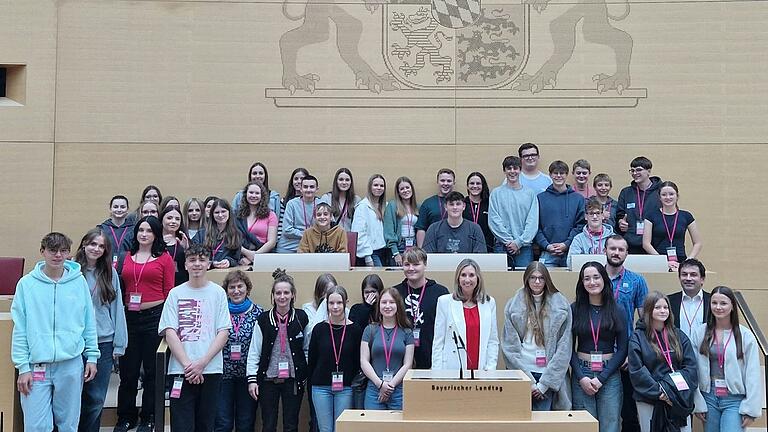 Die beiden zehnten Klassen der Theodosius-Florentini Schule waren auf einer politischen Exkursion in München. Das Gruppenbild im Landtag mit Kultusministerin Anna Stolz.