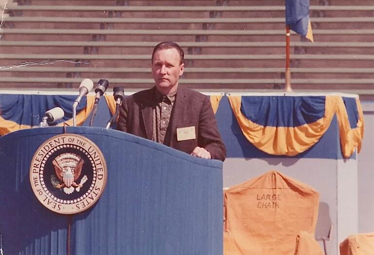 Im Jahr 1962 dokumentierte Joseph Dieves den Besuch von Präsident John F. Kennedy in der University of California. Das Foto zeigt ihn am Rednerpult vor dem Eintreffen des Präsidenten.