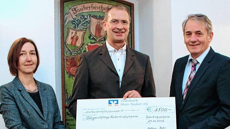 1500 Euro aus Matthias Behrs (Mitte) Bucherlösen sind bestimmt für die kulturelle Förderung in Tauberbischofsheim. Der Vorstandsvorsitzende der Bürgerstiftung, Bürgermeister Wolfgang Vockel, und Geschäftsführerin Sabine Oberst nahmen die Spende stellvertretend entgegen.