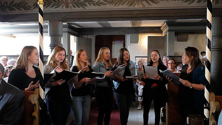 Wohlklang: Der liturgische Chor Irmelshausen sorgte für musikalische Akzente beim Kirchenjubiläum am Sonntag.