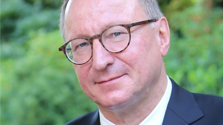 Horst Dreier hat an der Uni Würzburg den Lehrstuhl für Rechtsphilosophie, Staats- und Verwaltungsrecht inne. Er ist ein ausgewiesener Kenner des Grundgesetzes. Horst Dreier hat an der Uni Würzburg den Lehrstuhl für Rechtsphilosophie, Staats- und Verwaltungsrecht inne. Er ist ein ausgewiesener Kenner des Grundgesetzes.