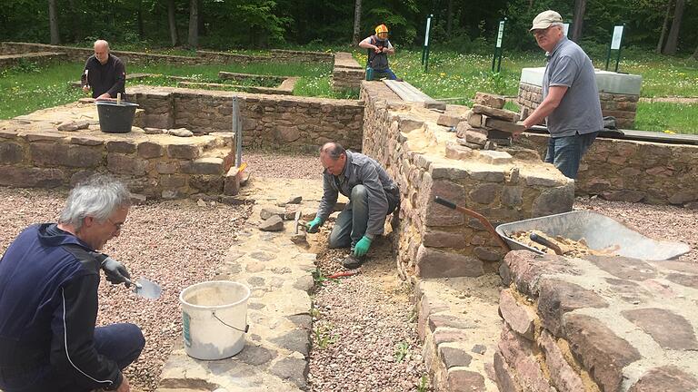 Lockere Steine an der Oberfläche des Mauerwerks: Die Pflege des  archäologischen Parks Kloster Einsiedel bleibt eine ständige Aufgabe.&nbsp;