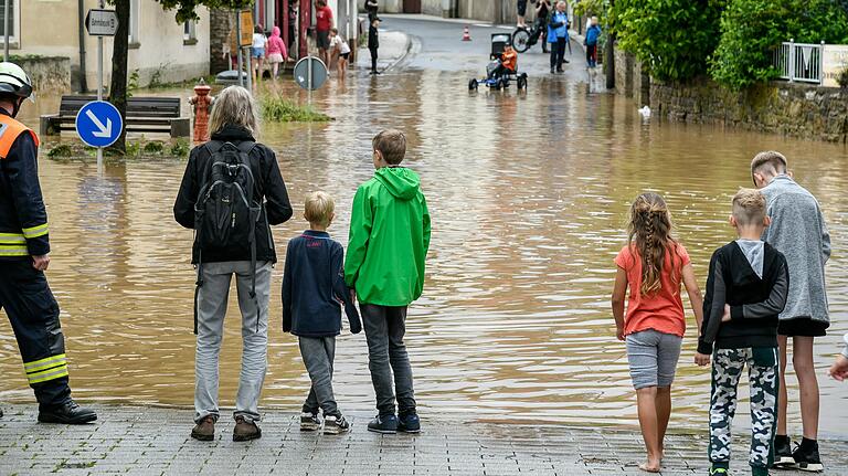 Reichenberg im Landkreis Würzburg wurde im Juli gleich zwei Mal von Hochwasser überflutet. Innerhalb weniger Minuten kam das Wasser in den Ortskern geschossen und überschwemmte Straßen und Häuser.&nbsp;