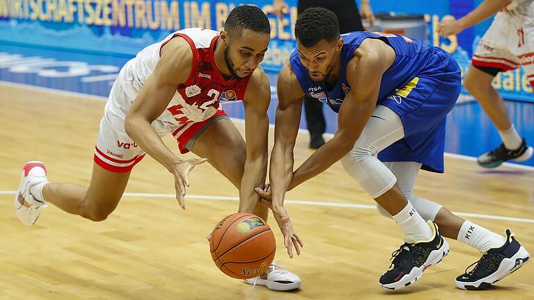 Wer kriegt den Ball? Der in Würzburger Diensten stehende Cameron Hunt (links) im Zweikampf mit dem MBC-Akteur Jamel Morris.