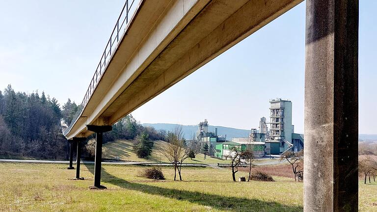 Die circa 280 Meter lange Brücke war einst ein Förderband, um Schotter vom Steinbruch Locksberg zu transportieren.