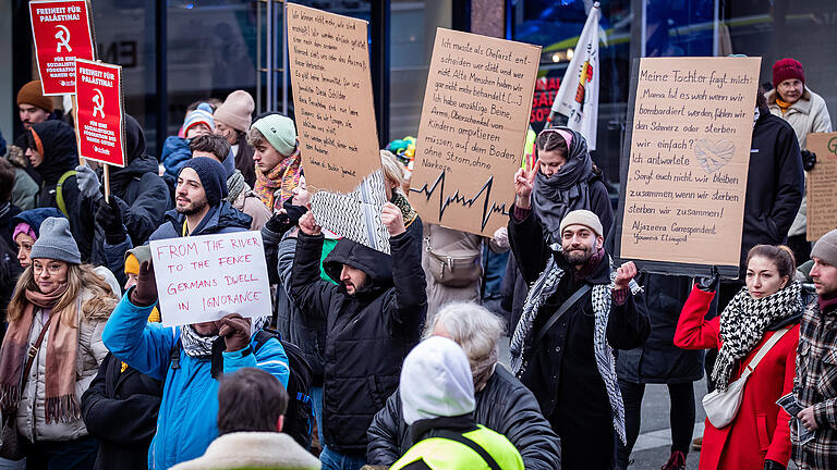 Um die 150 Menschen demonstrieren am Sonntag (14.01.24) in der Würzburger Innenstadt gegen den Krieg im Gazastreifen bei der Pro Palästina Demo.