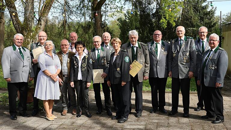 Im Bild: Siegfried Pöhlmann 1.SM, Soraja Lippert 2.BM, Thomas&nbsp;Gareis, Otto Niklaus, Hans Mader, Jutta Jäger, Winfried Ammer, Herbert Bayer, Renate Koch 2.SM, Dieter Koch, Hugo Heusinger, Fritz Schäfer, Matthias Ritzmann, Herbert Hobner Gau SW.