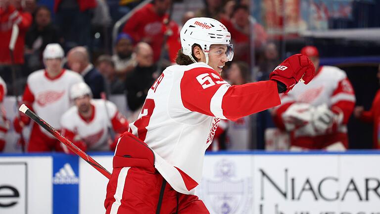 Moritz Seider - Eishockey-Star Moritz Seider unterschreibt einen Siebenjahresvertrag bei den Detroit Red Wings. Moritz Seider - Eishockey-Star Moritz Seider unterschreibt einen Siebenjahresvertrag bei den Detroit Red Wings.