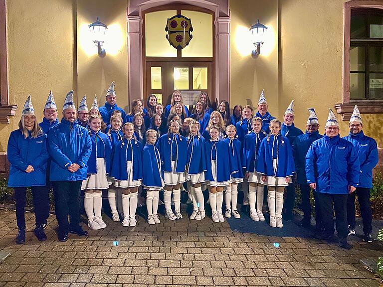 Elferrat, Prinzen- und Elferratsgarde des Faschingsclub Helmstadt beim diesjährigen Rathaussturm. Elferrat, Prinzen- und Elferratsgarde des Faschingsclub Helmstadt beim diesjährigen Rathaussturm.