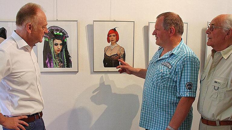 mun-mdb-n?th-lothar_n?th       -  Ausstellung: Der Amateurfotograf Lothar Nöth (Mitte) zeigt im Deutschordensschloss preisgekrönte Fotos. Bürgermeister Helmut Blank (links) zeigte sich sehr angetan. Horst Kreutz (rechts) würdigte die fotografischen Leistungen seines Clubkameraden. Foto: Dieter Britz