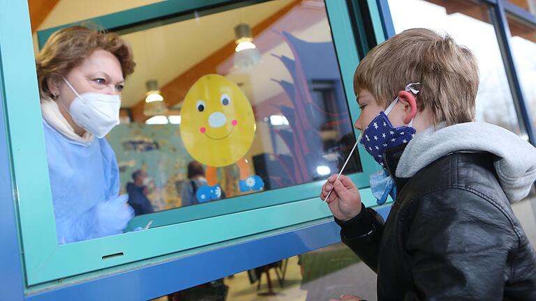 Immer häufiger werden in Unterfranken Kinder mit der britischen Mutation des Corona-Virus infiziert. Der Würzburger Virologe Lars Dölken empfiehlt eine Ausweitung der Schnell- und Selbsttests. Immer häufiger werden in Unterfranken Kinder mit der britischen Mutation des Corona-Virus infiziert. Der Würzburger Virologe Lars Dölken empfiehlt eine Ausweitung der Schnell- und Selbsttests. 
