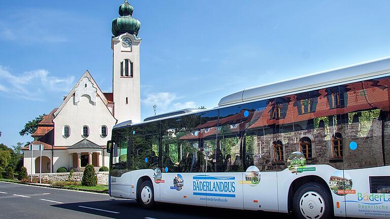 Fährt von Kurstadt zu Kurstadt: der Bäderlandbus, der seit fast 15 Jahren in den Bäder-Landkreisen Rhön-Grabfeld und Bad Kissingen verkehrt. Auf seiner Route gibt es auch für Familien viel zu entdecken. Fährt von Kurstadt zu Kurstadt: der Bäderlandbus, der seit fast 15 Jahren in den Bäder-Landkreisen Rhön-Grabfeld und Bad Kissingen verkehrt. Auf seiner Route gibt es auch für Familien viel zu entdecken.