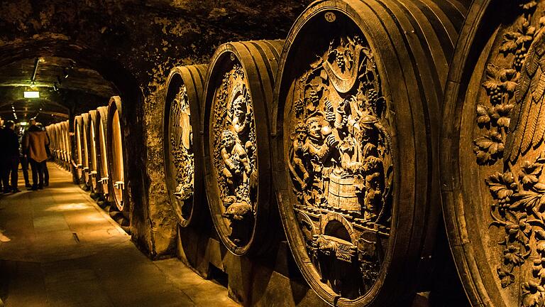 Blick in den historischen Weinkeller im Weingut Juliusspital. Blick in den historischen Weinkeller im Weingut Juliusspital.
