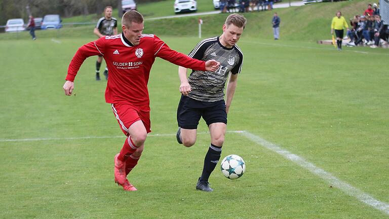 Ist von einer spannenden Rückrunde überzeugt: Florian Degen (links), Spielertrainer beim FSV Krum. Ist von einer spannenden Rückrunde überzeugt: Florian Degen (links), Spielertrainer beim FSV Krum.