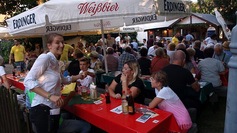 Im Biergarten vor dem Schützenhaus sowie neben dem Feuerwehrhaus und an der Stadtmauer spielt sich die Mainbernheimer Kirchweih ab.