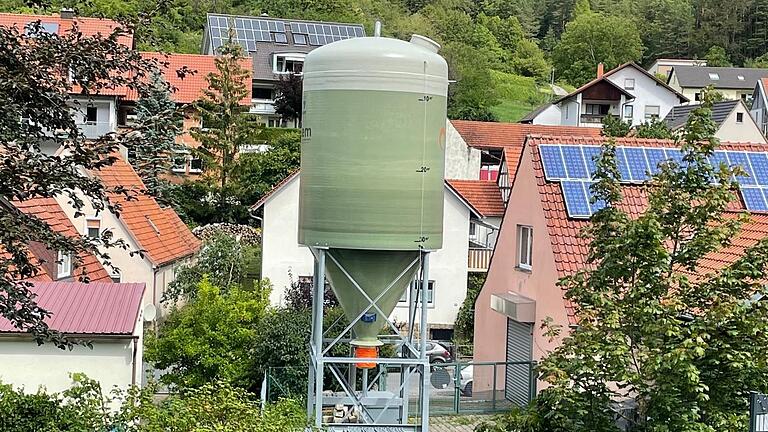 Bis zum Frühjahr müssen die Anlieger in der Siedlung mit dieser Aussicht leben. Dann wird das Salzsilo an den Reichlersweg verlegt.       -  Bis zum Frühjahr müssen die Anlieger in der Siedlung mit dieser Aussicht leben. Dann wird das Salzsilo an den Reichlersweg verlegt.