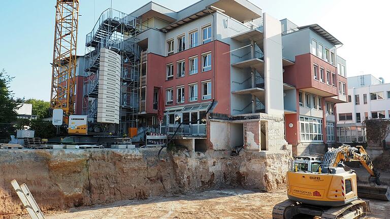 Am Seniorenzentrum der Heroldstiftung in Karlstadt wird derzeit angebaut. Bei den anderen beiden Seniorenzentren stehen Neubauten an – für den Heimbeirat Grund zur Sorge.