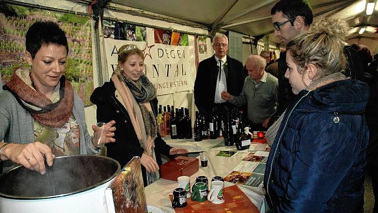 Rudi&lsquo;s Glühwein traf den Geschmack der Franzosen: Antonie Bergmann und Tochter Isabel, die ehemalige Sander Weinprinzessin, hatten am Stand des Abt-Degen-Weintals alle Hände voll zu tun.