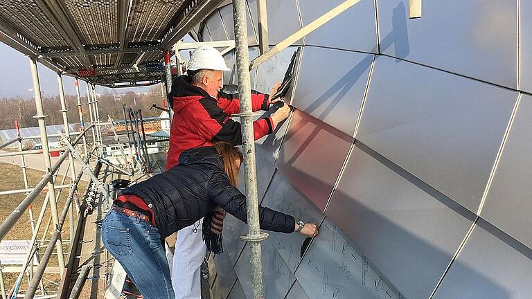 Als letzter Arbeitsschritt werden die Schutzfolien von den glänzenden Edelstahlblechen abgezogen.