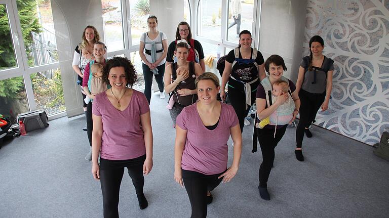 Kanga-Training in der Sinneszeit. Im Bild (vorn) Patricia Purkert (links) und Meike Seltmann.